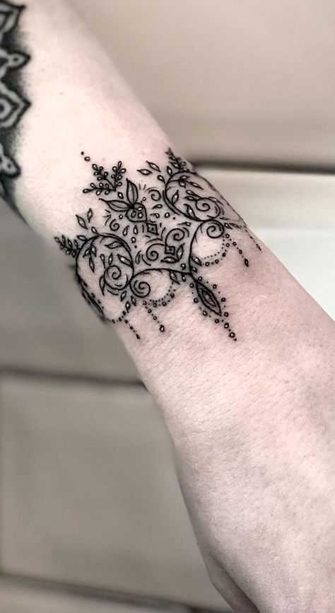 Tato Mandala, Ornamental Tattoos, Cuff Tattoo, Catrina Tattoo, Muster Tattoos, Lace Tattoo, Floral Tattoo Design, Wrist Tattoo, Feather Tattoos