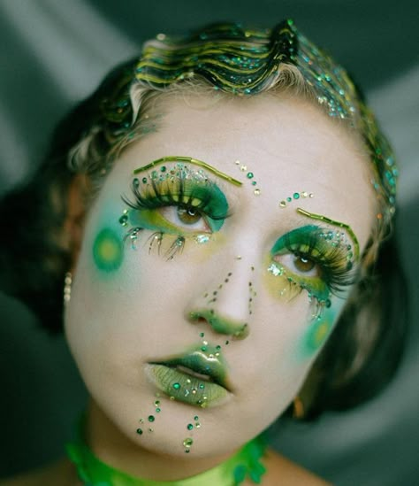 Green Alien Makeup, Water Fairy Makeup, Green Fairy Makeup, Dragon Makeup, Alien Makeup, Creepy Halloween Makeup, Show Makeup, Theatrical Makeup, Queen Makeup