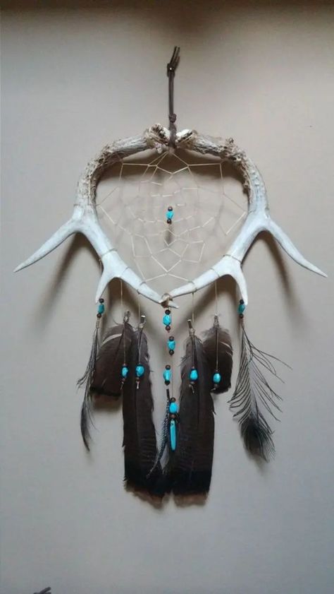 antler dream catcher Antler Hanging Ideas, Deer Antler Dream Catcher Diy, Crafts With Deer Antlers, Things To Do With Deer Antlers, Moose Antler Art, Things To Do With Feathers, Diy Antler Chandelier, Deer Antler Crafts Ideas, Deer Antler Decor Ideas