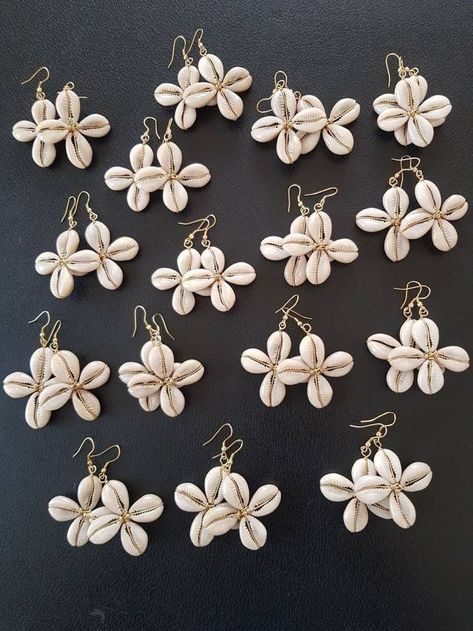 Cowrie Shell Flower, Kori Jewellery, Diy Earrings Materials, Cowrie Shell Earrings, Cowrie Shell Jewelry, Diy Earrings Easy, Dope Jewelry Accessories, Shell Crafts Diy, African Earrings