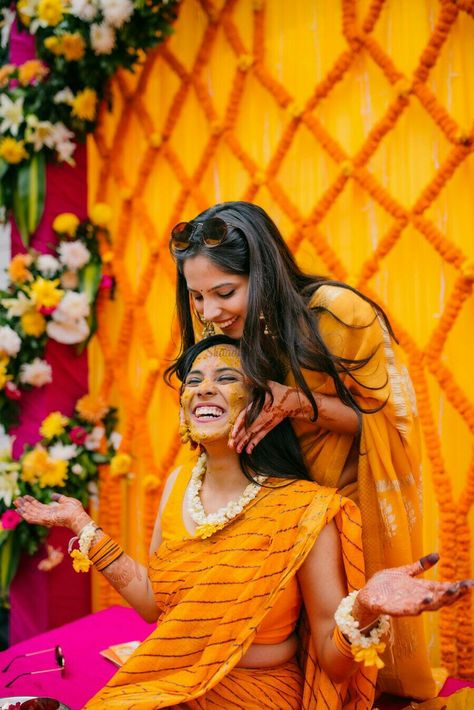 Photos With Sister, Haldi Pics, Sisters Photography Poses, Haldi Photos, Haldi Shoot, Haldi Pose, Haldi Poses For Bride, Haldi Photography, Haldi Bride