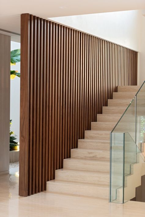 House Stairs Wall Design, Wall Panel Design Hallways, Staircase Entrance Design, Slats Staircase, Modern Stair Railing Ideas Wood, Mcm Stairs, Home Stairs Design Modern, Stairway Design Ideas, Modern Tropical Architecture