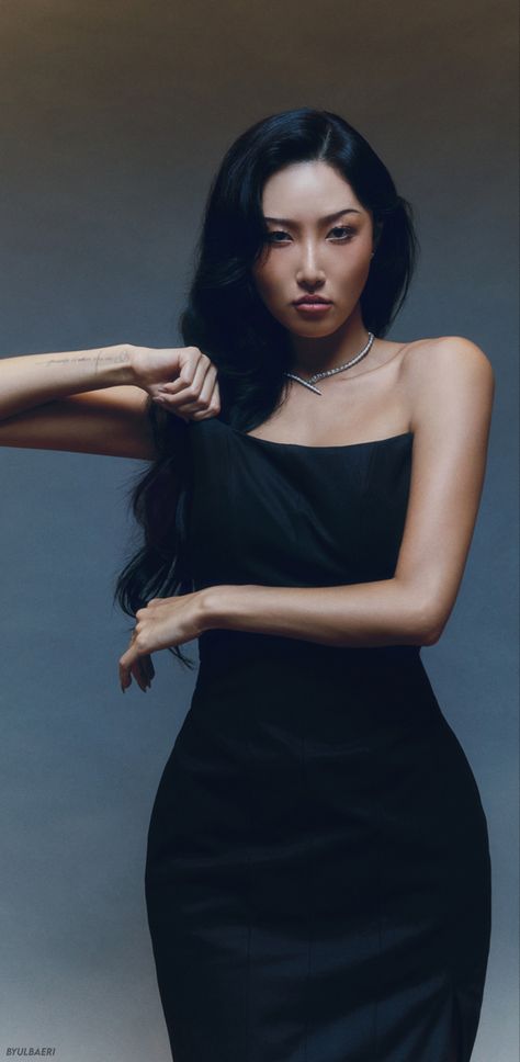 wallpapers ; aesthetic ; mamamoo ; hwasa ; ahn hyejin ; kpop Hwasa Mamamoo, New Profile, Hot Kpop, Profile Photos, Girl Inspiration, Best Street Style, Korean Idol, Classic Mini, Cardi B