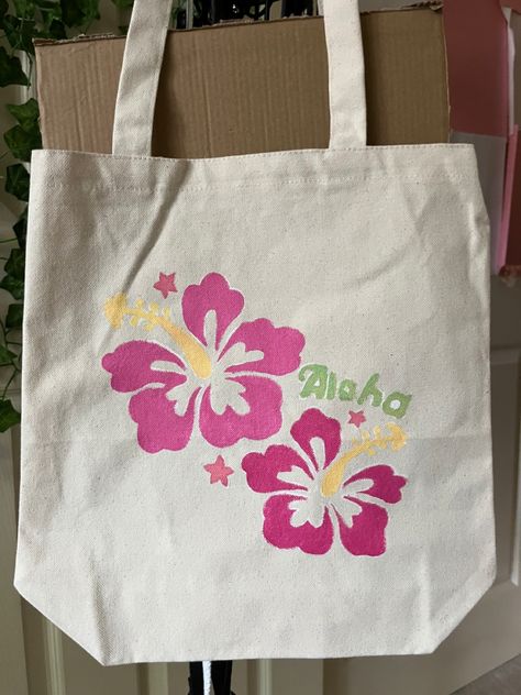 Diy Summer Tote Bag, Beach Tote Bag Aesthetic, Beach Flowers Painting, Painting Totes Ideas, Toat Bags Design Paint, Flower Tote Bag Painting, Painted Tote Bags Summer, Painted Hibiscus Flower, Beach Bag Painting Ideas