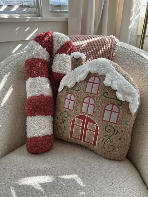 Christmas Decor Astetic, Cute Christmas Decorations For House, Aesthetic Christmas Decor Apartment, Christmas Decoration Apartments, Room Decor Ideas Christmas, Cute Christmas Decorations For Bedroom, Aesthetic Christmas Shopping, Christmas Pillow Sewing, Aesthetic Christmas Bedrooms