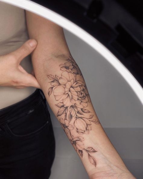 Dainty Flower Tattoos, Lower Arm Tattoos, Inner Arm Tattoos, Forearm Flower Tattoo, Tato Minimal, Tattoos To Cover Scars, Inner Forearm Tattoo, Throat Tattoo, Tattoo Shoulder