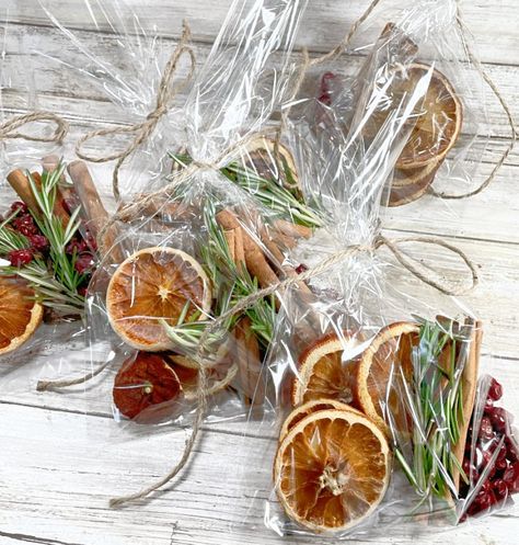 Christmas Stove Potpourri Gift, Christmas Stovetop Potpourri Gift Bags, Make Your Own Potpourri Diy, Homemade Winter Potpourri, Homemade Holiday Potpourri Gift, Homemade Christmas Potpourri Stovetop Gift, Christmas Poupori Stove Recipe, Dried Fruit Simmer Pot Gift, Diy Stove Potpourri