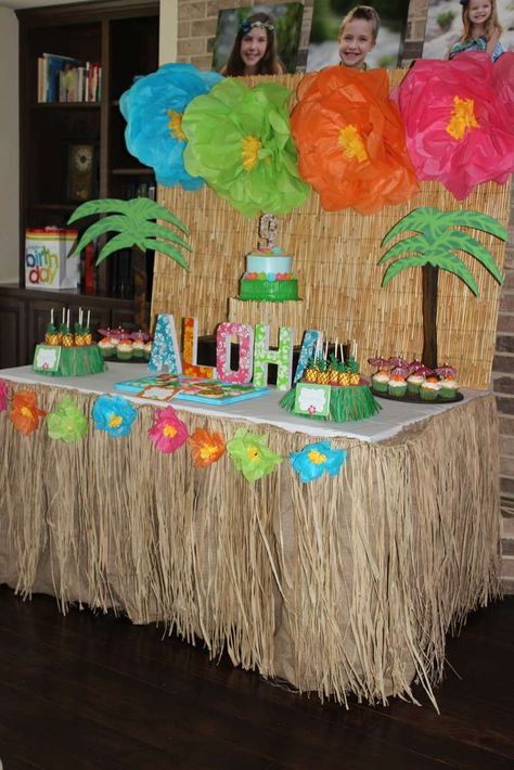 Luau / Hawaiian Birthday Party Ideas | Photo 6 of 20 | Catch My Party Hawaiian Party Ideas, Tropisk Fest, Party Ideas For Adults, Hawaiian Party Theme, Fest Temaer, Aloha Party, Hawaiian Party Decorations, Luau Theme Party, Luau Birthday Party