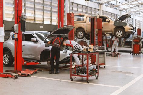 Interior of a car repair in garage servi... | Premium Photo #Freepik #photo #business #car #technology #shop Mechanic Reference, Building Miniature, Dream Workshop, Hydraulic Car Lift, Auto Mechanics, Garage Lift, Garage Repair, Luxury Garage, Car Workshop