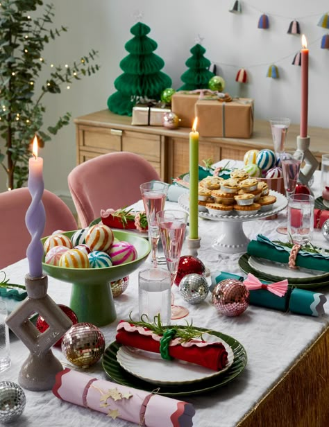 Eclectic Christmas Table Setting, Christmas Table Colourful, Pink Green Table Setting, Bright Christmas Table Setting, Pink Red Christmas Table, Bright Table Setting, Green And Pink Table Setting, Pink And Red Christmas Table, Colourful Christmas Table