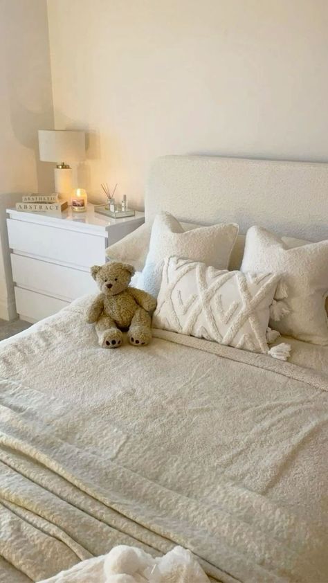 Ivory Room Ideas, White Bedding Room Ideas, Bedroom Ideas For Walls, Basic Room Decor Ideas, Room Inspo White Furniture, Non Minimalist Bedroom, Inspo To Clean Your Room, Old Money Room Aesthetic Decor, Full Bed Bedroom Ideas