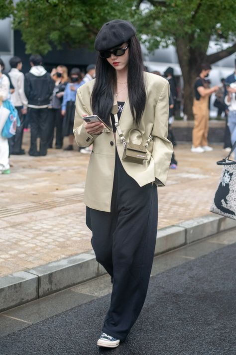 The Best Street Style at Shanghai Fashion Week Spring 2022 | Vogue Shanghai Fashion Week Street Style, Asia Street Style, Street Style Japan, Tokyo Fits, Japan Style Fashion, Shanghai Street Style, China Outfit, Japan Street Style, China Street Style