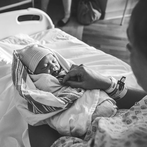 Newborn At Hospital, How To Dress Newborn, Birth Photography Hospital, Birth Story Photography, Baby Hospital Photos, Newborn Hospital Pictures, Newborn Hospital Photography, Hospital Pics, Baby Hospital Pictures