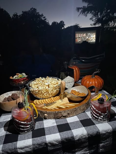 Outdoor Movie Picnic Set Up, Fall Picnic Table Decor, Halloween Picnic Table, Halloween Picnic Aesthetic, Halloween Movie Date Night At Home, Halloween Picnic Food, Spooky Date Ideas, Halloween Picnic Ideas, Spooky Night With Friends