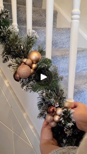 Christmas Banister, Christmas Stairs Decorations, Christmas Staircase Decor, Candles Decoration, Christmas Stairs, Christmas Staircase, Diy Christmas Tree Topper, Minimalist Christmas Tree, Staircase Decor