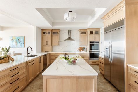 Transitional Style Light Wood Kitchen Cabinets With Lightly Veined Quartz Countertops #eridel_construction_and_design Msi Calacatta Arno, Kitchen Ideas Quartz, Kitchen Cabinets Light Wood, White Oak Kitchen, Maple Kitchen Cabinets, Natural Wood Kitchen, Quartz Backsplash, Maple Kitchen, Kitchen 2024