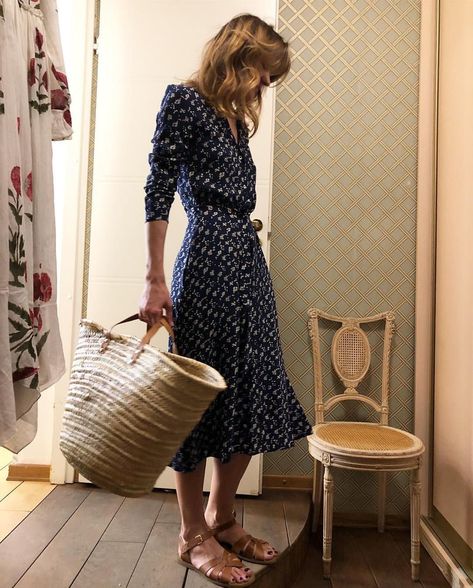 Cute print wrap dress. Dark Blue Midi Dress, Classic Midi Dress, Navy Blue Midi Dress, Plus Size Vintage, Navy Midi Dress, Vestidos Vintage, Looks Chic, 가을 패션, Blue Midi Dress