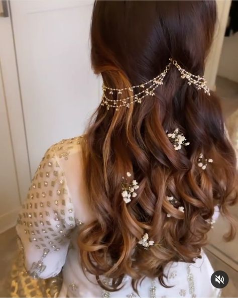 Hair Accessories With Saree, Indian Hair Wedding, Kaan Chain Hairstyles, Hair Accessories For Indian Wedding, Desi Hair Accessories, Indian Wear Hairstyles, Earchain Indian Hairstyle, Bun With Jasmine Flowers, Hair Chain Hairstyles