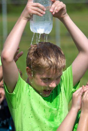 Here are 19 fun water games you can play at family reunions, youth activities, play dates, or just because! Field Day Ideas, Fun Water Games, Outdoor Water Games, Field Day Games, Picnic Games, Summer Camp Ideas, Water Games For Kids, Minute To Win It Games, Duck Duck Goose