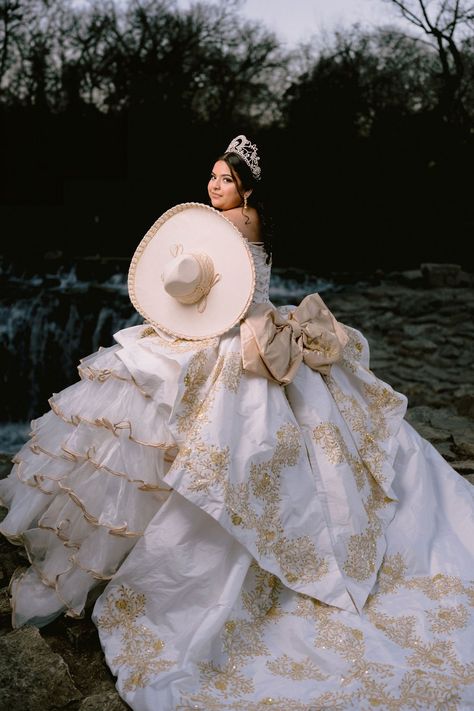 Charro Quinceanera Photoshoot, Vaquero Quinceanera Dresses, Surprise Outfits Quinceanera, Quinceanera Charro Theme, Quince Outfit Ideas, Western Quinceanera Ideas, Quinceanera Picture Ideas, Charro Theme Quinceanera, Mariachi Quinceanera