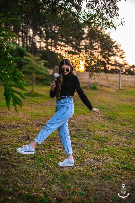 Outfits For Ooty Trip Women, Jeans Outfit Photo Poses, Photography Poses In Ooty, Poses In Garden Instagram, Indian Street Photography Poses Women, Natural Photo Poses, Garden Photo Poses, Garden Pose Ideas, Poses For Pictures Instagram Standing In Jeans