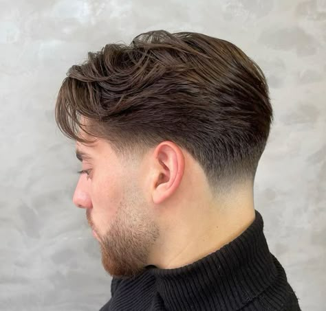 Low Taper Fade With Beard, Low Tapper Cut, Middlepart Hairstyle Boy, Tapper Fade Boys Haircut, Tapper Fade Boys, Corte Taper Fade, Faded Haircut For Men, Tapper Fade, Taper Fade With Beard