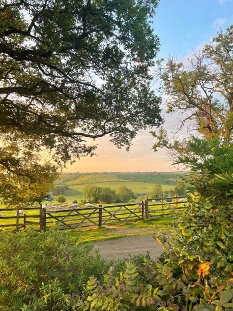 Old Countryside Aesthetic, Countryside Uk Aesthetic, Cottage Core Summer Aesthetic, Country Side Aesthetic Girl, Uk Spring Aesthetic, Hogwarts Summer Aesthetic, Cosy Cottage Aesthetic, New England Countryside, Sweet Summer Aesthetic