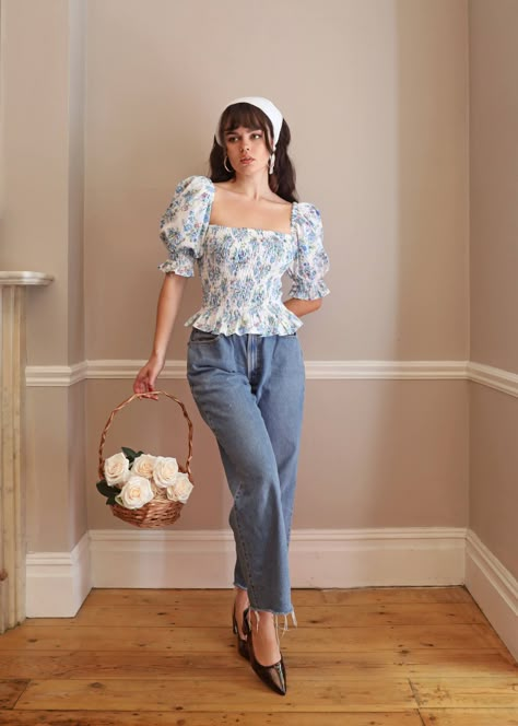 Romantic Feminine Style, Ruffle Tops Outfit, Feminine Aesthetic Outfits, Olivia Rose, Squared Neckline, Look Formal, Romantic Outfit, Elegante Casual, Princess Outfits