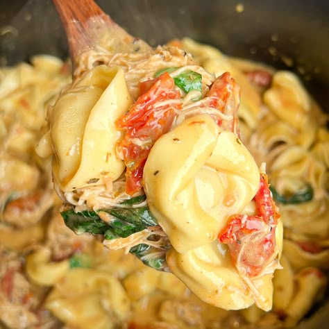 Slow Cooker Marry Me Tortellini Fall Crockpot Dump Recipes, Crock Pot Recipes Tortellini, Crock Pot Favorites, Tortellini Slow Cooker Recipes, Marry Me Chicken Tortellini Crockpot, Chicken Tortellini Recipes Crockpot, Croc Pot Dump Dinners, Totillinie Recipes, Quick Crockpot Recipes 2 Hours