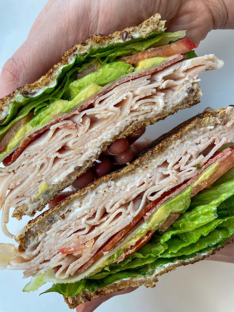 Quick Club Sandwich Low Calorie Sandwich, Protein Sandwich, Quick Sandwiches, Protein Lunch, High Protein Meal Prep, Protein Packed Meals, Meat Sandwich, My Protein, Macro Friendly Recipes