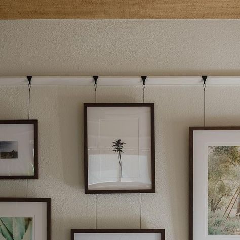 Surfside Home Co. Interiors on Instagram: "The picture rail makes this gallery wall a bit more interesting! Fashioned around 200 years ago, this concept saved plaster walls from damage of nails. Love this functional, beautiful and historic element at South Park Place 🤍⁣ ⁣ _____⁣ ⁣ #inspiration #interiordesign #interiors #scandi #coastal #coastalhome #architecture #homedesign #homedecor #home #homeinspiration #homerenovation #homestyle #surfsidehomeco #outerbanks #obx #northcarolina #socalhome #sandiegoliving #sandiegointeriordesign #coastalliving #carolina #coastaldecor #gallerywall #picturerail⁣ ⁣ 📸: @sandiegointeriorphotography" Gallery Wall With Picture Rail, Picture Rail Staircase, Hallway With Picture Rail, Picture Rails Living Room, Picture Rail Wall, Modern Picture Rail, Picture Rail Gallery Wall, Picture Rail Ideas, Picture Rail Living Room