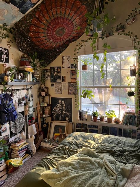 Hippie Apartment Aesthetic, Hippie Apartment, Home Decor Apartment, Hippie Aesthetic, Apartment Aesthetic, Decor Aesthetic, Decor Living Room, Decor Idea, Apartment Living Room