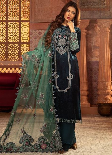 Teal Embroidered Pakistani Sawar kameez Pakistani Velvet Dresses, Pakistani Velvet Suits, Dresses Nightclub, Velvet Dress Designs, Pakistani Party Wear, Velvet Sleeve, Pakistani Designer Suits, Pakistani Fancy Dresses, Salwar Kamiz