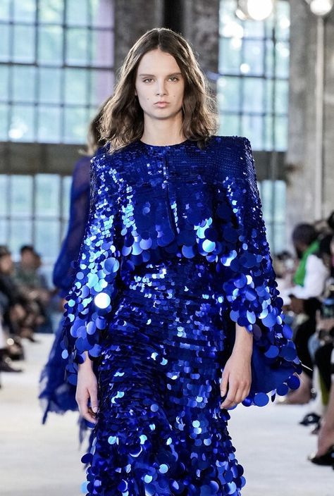 Fall 2022 Couture, Fashion 1920s, 2022 Couture, Sequins Blouse, Paris Haute Couture, Circle Painting, Sequence Dress, Alexandre Vauthier, Runway Dresses