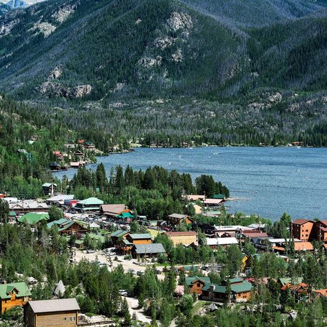 Grand Lake, Colorado Like craft beer, a great view in a charming Colorado Mountain town is not a heavy lift to find. But how many towns have a 50-acre lake surrounded by snow-capped mountains and a downtown that transports visitors back to frontier days? One town. And it is this one. Colorado Lake House, Colorado Lakes, Grand Lake Colorado, Colorado Towns, Places In America, Grand Lake, Colorado Travel, South Lake Tahoe, Mountain Town