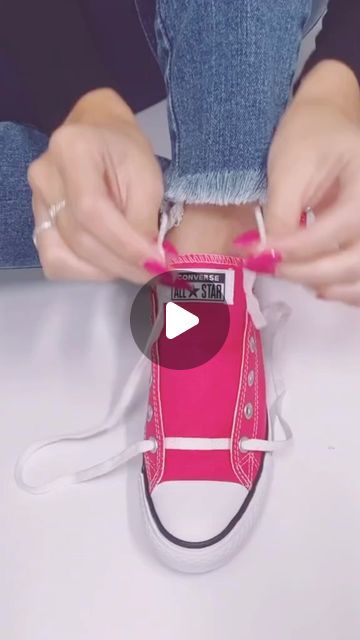 Shoe Tying Trick, How To Tie Shoes, Shoelace Patterns, Converse Star, Shoes Hack, Green Converse, Shoe Lace Tying Techniques, Simple Shoes, Summer Dresses For Wedding Guest