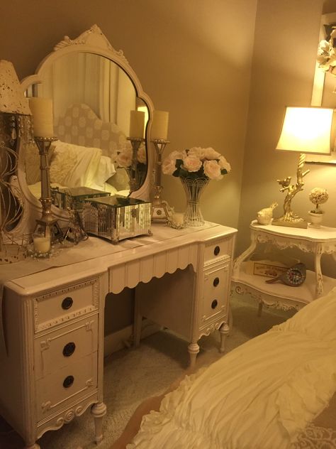 Elegant Room Ideas Aesthetic, Pearl White Bedroom, Vanity Ideas Bedroom Small Simple, Coquette Dresser Aesthetic, Bedroom Aesthetic Dresser, Conquete Aesthetic Room, Bedroom Dresser Aesthetic, Girly Vintage Bedroom, Coquette Nightstand