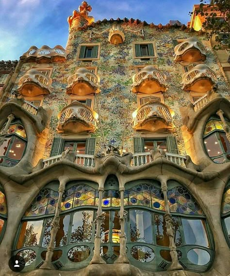 Casa Batlló, Barcelona. This colorful modernist building is one of Antoni Gaudí's masterpieces and a magnificent example of Barcelona's art nouveau style. Instagram Template Design Business, Biomimetic Architecture, Casa Battlo, Gaudi Mosaic, Gaudi Buildings, Unusual Architecture, Gaudi Architecture, Barcelona Architecture, Barcelona Spain Travel