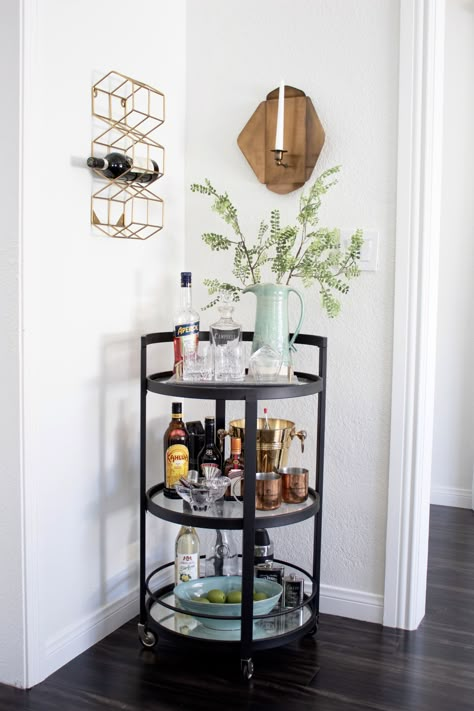 Bar Deco, Metal Bar Cart, Apartment Decorating Living, Future Apartment Decor, Home Bar Decor, Apartment Decor Inspiration, Decor Home Living Room, Apartment Inspiration, Living Room Decor Apartment