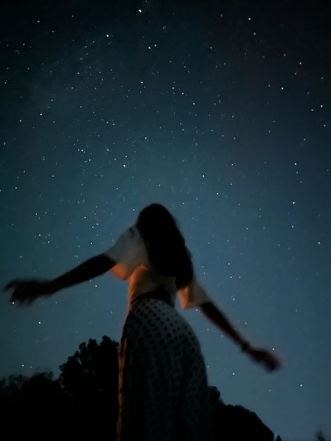 #stars #instagram #milkyway #starry #aesthetic #glamping #night #fall #girl Looking Up At The Stars Aesthetic, Vibe Photos Aesthetic, Woman Night Aesthetic, Magical Night Aesthetic, Starry Nights Aesthetics, Looking At Stars Aesthetic, Stargaze Aesthetic, Star Lights Aesthetic, Star Gazing Date Aesthetic