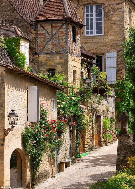 Sarlat-la-Canéda, capitale du Périgord noir Dordogne France, Beaux Villages, Beautiful Villages, Old Stone, Black Diamonds, Beautiful Places To Visit, Pretty Places, South Of France, France Travel