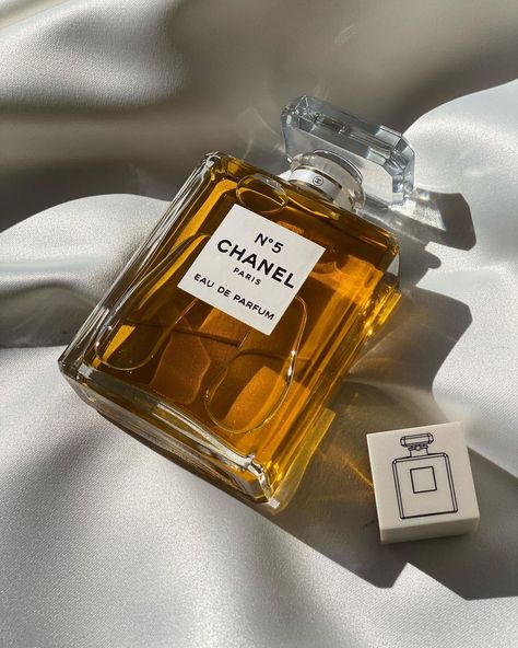 𝐋𝐨𝐫𝐢𝐧𝐝𝐚 𝐕𝐨𝐠𝐞𝐬 on Instagram: “Happy 100th birthday to one of my most favourite fragrances and perhaps the most recognised fragrance in the world, Chanel No. 5 💛💫…” Chanel N 5, Happy 100th Birthday, Chanel No5, Stile Blair Waldorf, Chanel Fragrance, Perfume Bottle Design, Perfume Body Spray, Perfume Packaging, Chanel No 5