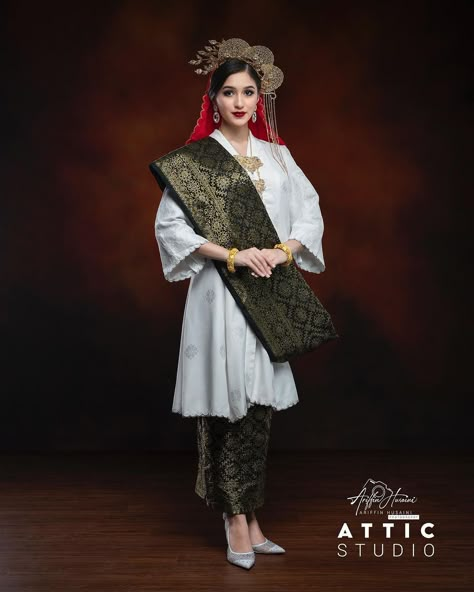 Kebaya Moden Malaysia, Malaysia Traditional Dress, Baju Kurung Tradisional Malaysia, Melayu Klasik Outfit, Tradisional Melayu Wedding, Malaysia Traditional Clothes, Traditional Malay Clothes, Malay Traditional Clothes, Traditional Outfits Malaysia