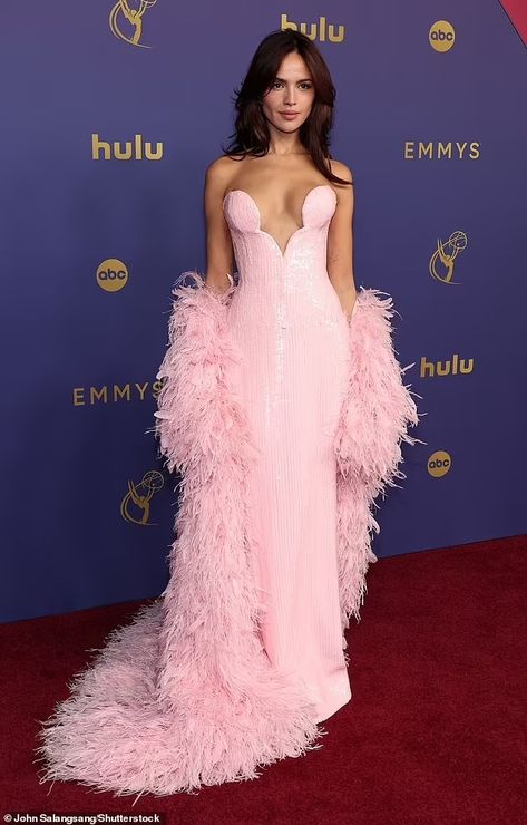 Eiza Gonzalez Photoshoot, Eiza Gonzalez Red Carpet, Eiza Gonzalez 3 Body Problem, Eiza Gonzalez From Dusk Till Dawn Gif, Eiza Gonzalez Black And White, Eiza Gonzalez, Jeremy Allen White, Pink Sparkle, Sequin Gown