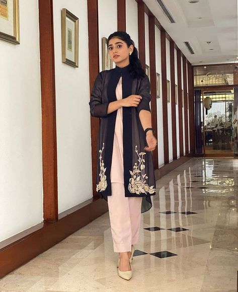 Sehar khan Pakistani Actress #Seharkhan #acress #fatima Sehar Khan Dress, Bridal Dresses 2022, Pakistani Actress Dresses, Sehar Khan, Black Bridal Dresses, Diy Fashion Scarf, Dp Stylish, Lace Dress Design, Saving Quotes