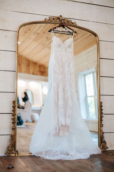 A bridal suite with a large full-length mirror is essential for the bride to see her complete bridal look and make any final adjustments before walking down the aisle. Check out the post to find out the reasons to choose a wedding venue with a bridal suite plus a checklist for the essential wedding day items you need to put in a bridal suite. Bride Suite Ideas, Bridal Room Ideas, Bridal Suite Inspiration, Bridal Suite Bathroom, Bridal Suite Room Ideas, Bridal Rooms Ideas, Brides Room Decor, Bridal Room Decoration Ideas, Bridal Suite Getting Ready Decor