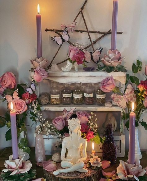 Closet Altar Ideas, Spiritual Aesthetic Bedroom, Altar Inspo Witchcraft, Light Witch Altar, Earth Altar Ideas, Eclectic Witch Altar, Pink Witch Decor, Gaia Altar Ideas, Divine Feminine Decor