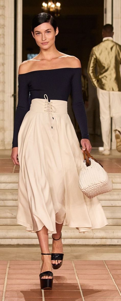 Ralph Lauren Spring 2023 RTW Ralph Lauren Summer, Ralph Lauren Looks, Ralph Lauren Style, Sport Chic, Ralph Lauren Outfits, Spring 2023, Spring Looks, Marchesa, Spring Dresses