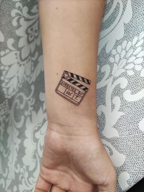 Cinema Tattoos Minimalist, Film Tatoos Ideas, Film Tattoo Design, Tarantino Tattoo Ideas, Cinema Tattoo Ideas, Film Tattoo Ideas, Film Tattoo Ideas Movies, Film Tattoo, Camera Film Tattoo