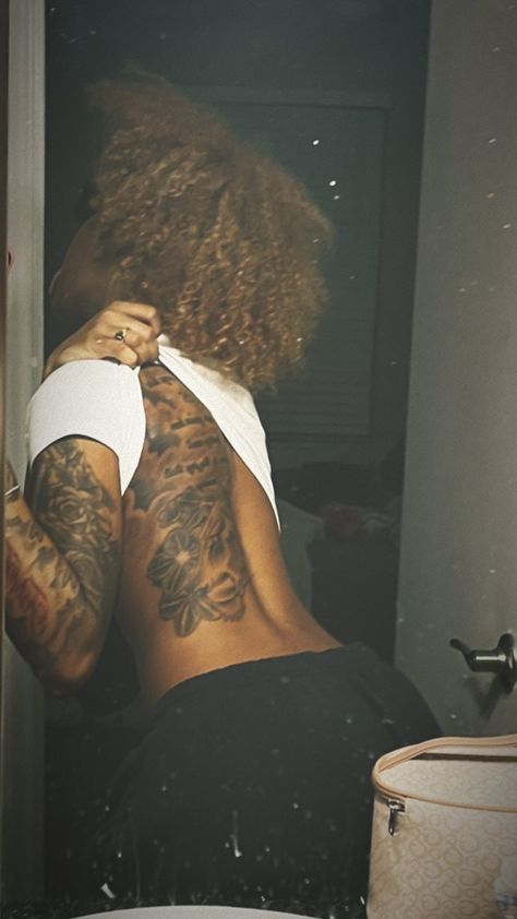 Above The Knee Tattoo Ideas Black Women, Different Sleeve Tattoos For Women, Girl Back Tattoos Black Women, Heart Tattoo On Black Women, Black Tattoos Black Women, Tattoos Aesthetic Black Women, Tattoo Black Girls Ideas, Girl Back Tattoos Black, Black Woman Arm Tattoo